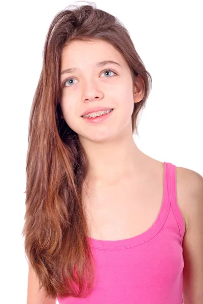 Όμορφη νεαρή κοπέλα με αγκύλες στα δόντια σε λευκό — Φωτογραφία Αρχείου