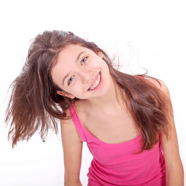 Mooi jong tiener meisje met beugels op tanden in wit — Stockfoto