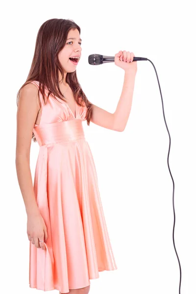 Милая девочка-подросток с микрофоном, поющая — стоковое фото