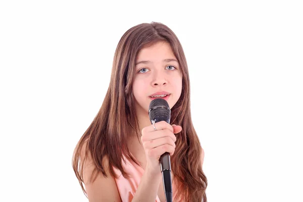 Menina adolescente agradável com microfone, cantando — Fotografia de Stock