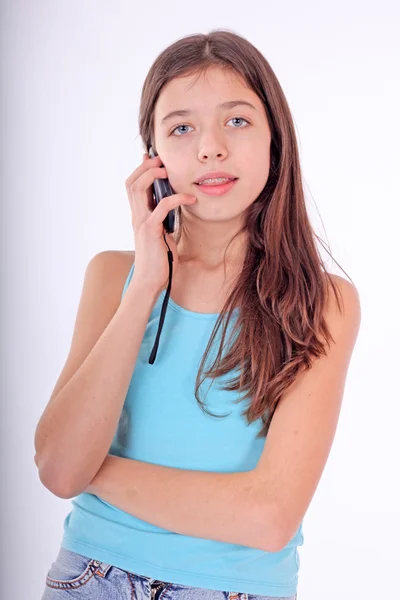 Attrayant adolescent fille parler sur téléphone sur blanc — Photo