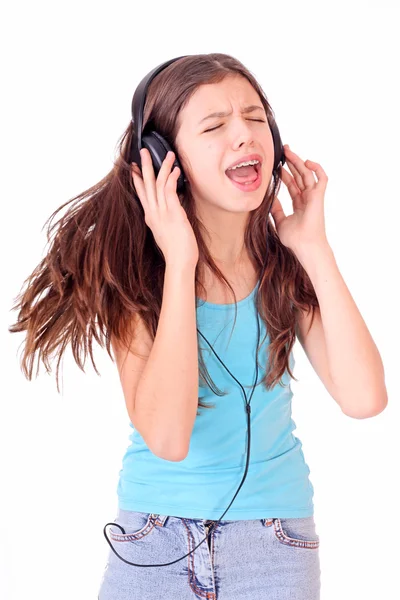 Милая девочка-подросток слушает музыку в наушниках — стоковое фото