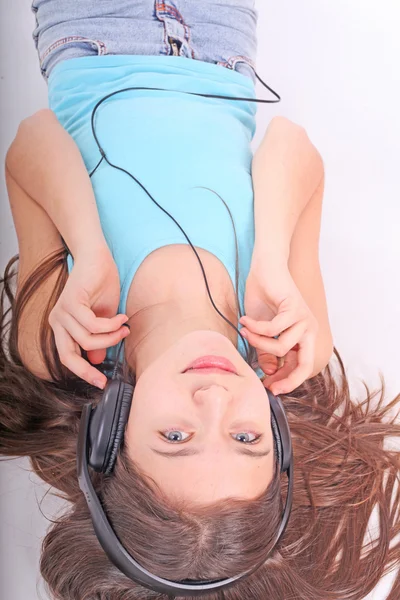 Nettes Teenie-Mädchen hört Musik mit Kopfhörern — Stockfoto