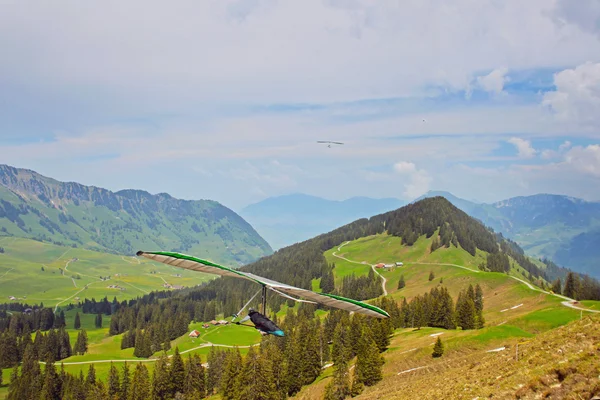 Deltaplano nelle Alpi svizzere, Svizzera, Europa — Foto Stock
