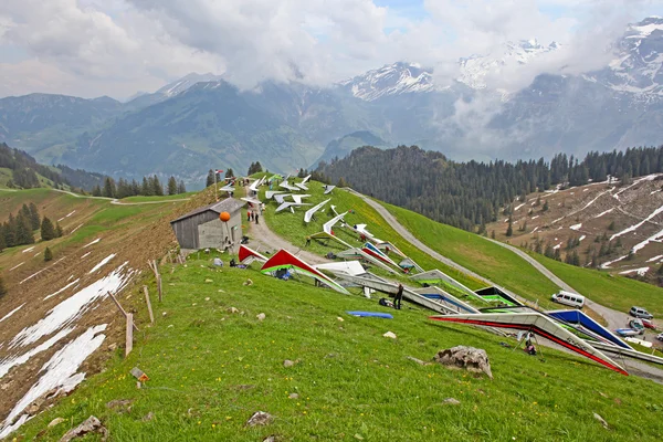 Sants, Schweiz - 27 maj: Konkurrenter på den schweiziska mästare hängflygning tävlingar tar del inleds den 27 maj, 2012 i Sants, Schweiz — Stockfoto