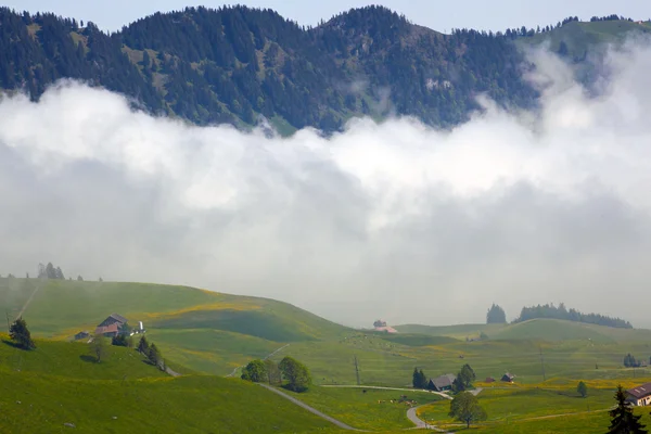 Горная деревня в швейцарских Альпах, Швейцария, Эврипе — стоковое фото