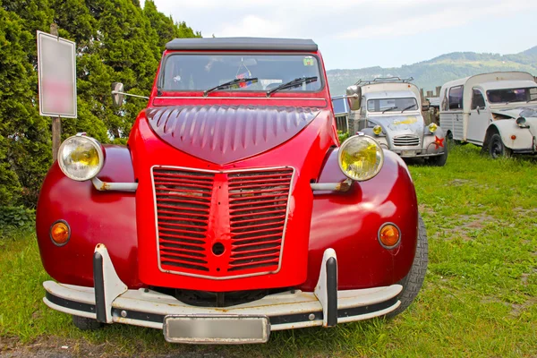 Viejo coche rojo clásico — Foto de Stock