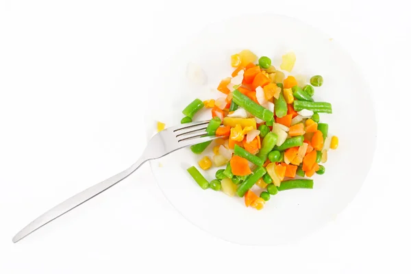 Замороженные овощи и вилка на тарелке — стоковое фото
