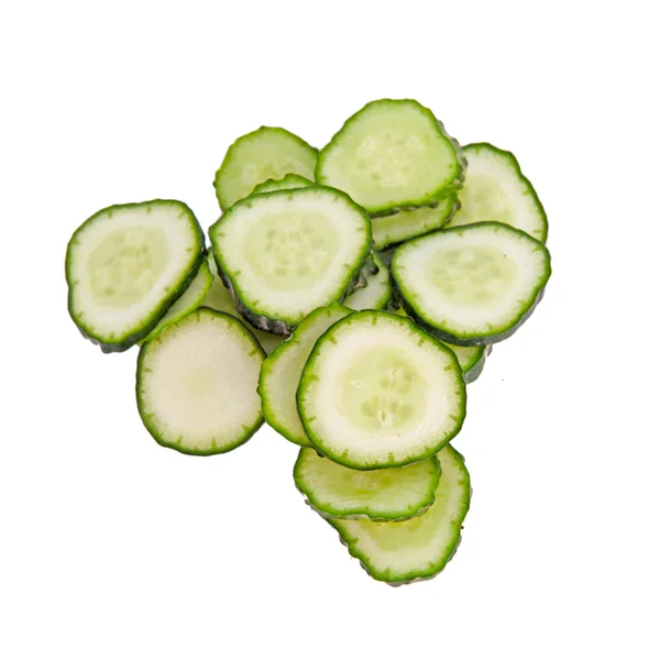 Verse groene gesneden komkommers geïsoleerd op witte achtergrond — Stockfoto
