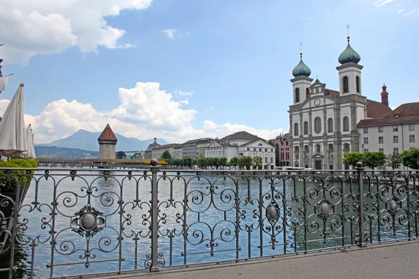 Uitzicht op de stad aan de rivier. Luzern. Zwitserland — Stockfoto