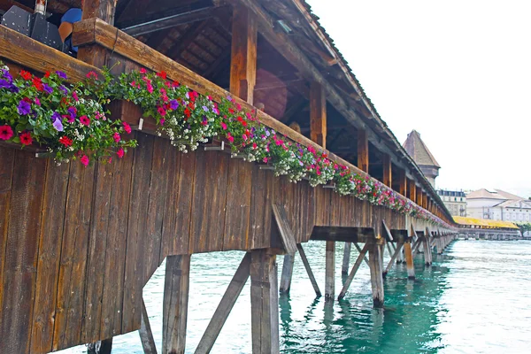 Famoso ponte in legno a Lucerna Svizzera . — Foto Stock