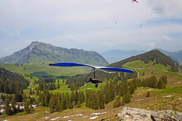 Deltavliegen in de Zwitserse Alpen, Zwitserland, Europa — Stockfoto