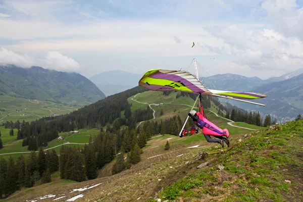 Sants, Schweiz - 27 maj: Konkurrent Viktor Hushan från Ukraina av schweiziska mästare hängflygning tävlingar deltar på 27 maj 2012 i Sants, Schweiz — Stockfoto