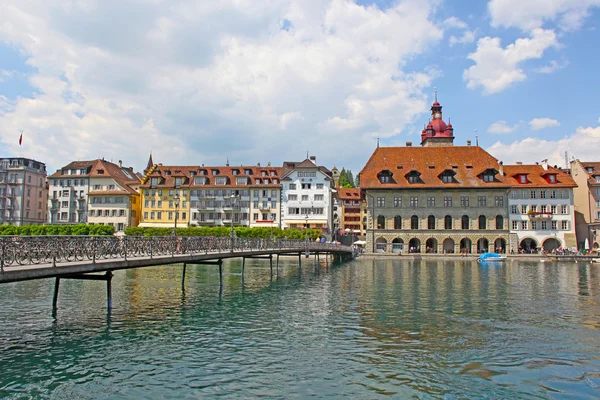Utsikt över staden vid floden. Lusern. Schweiz — Stockfoto