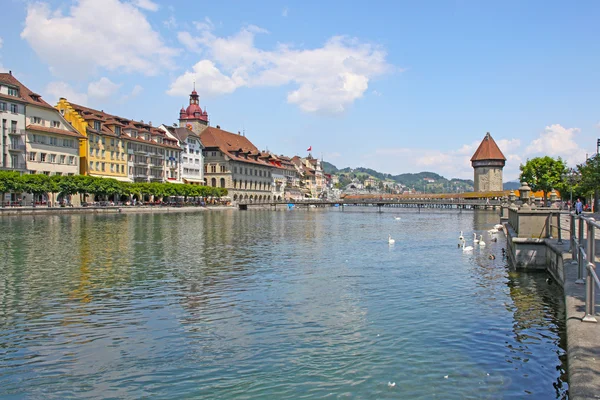 Utsikt över staden vid floden. Lusern. Schweiz — Stockfoto