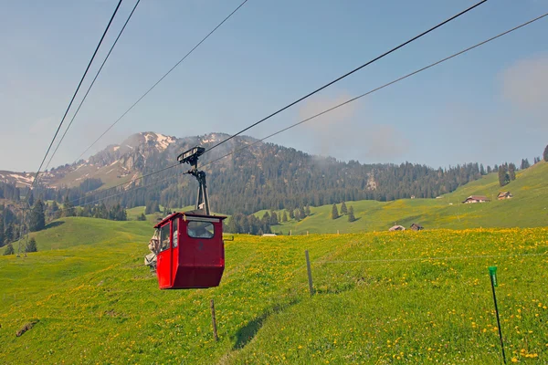 Καλώδιο σιδηροδρόμων σε σιδηροδρομικό switzerlandcable στην Ελβετία — Φωτογραφία Αρχείου