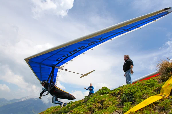 Sants, Schweiz - 27 maj: Konkurrent Ievgen Lysenko från Ukraina av schweiziska mästare hängflygning tävlingar deltar på 27 maj 2012 i Sants, Schweiz — Stockfoto