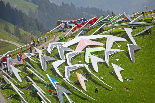 SANTS, SWITZERLAND - May 27: Competitors on the start of the Swiss Masters hang gliding competitions take part on May 27, 2012 in Sants, Switzerland — Stock Photo, Image