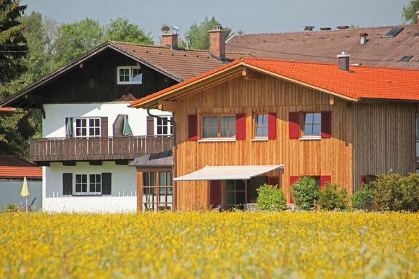 Modernes Dorf in Bayern in der Frühlingsblüte — Stockfoto