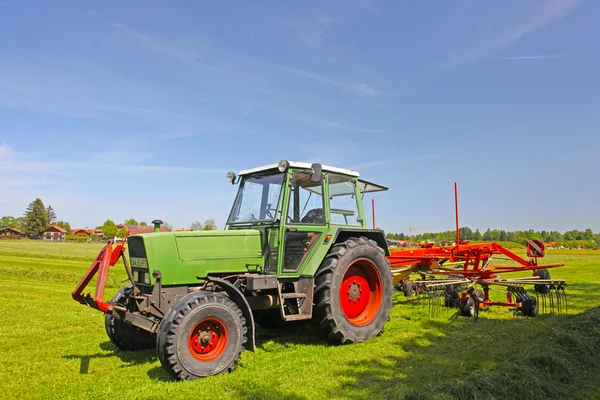 Traktor plogar ett fält under våren — Stockfoto