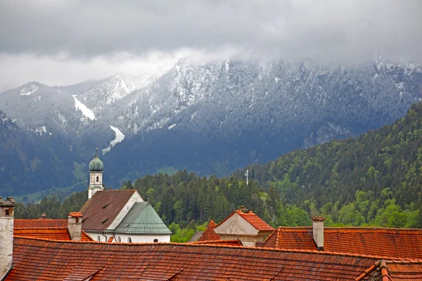 Vackra tak av hus i Füssen, Bayern, Tyskland — Stockfoto