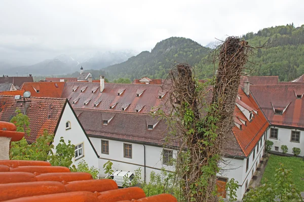 Prachtige daken van huizen in fussen, Beieren, Duitsland — Stockfoto