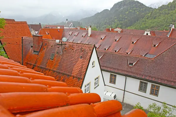 Prachtige daken van huizen in fussen, Beieren, Duitsland — Stockfoto
