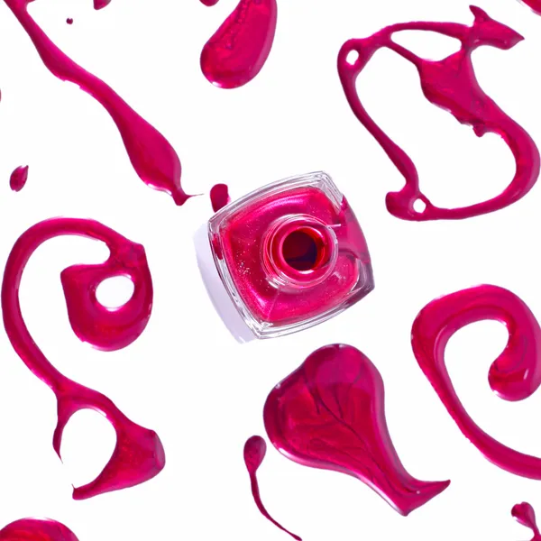Láhev červený lak na nehty s stříkance izolovaných na bílém poz — Stock fotografie