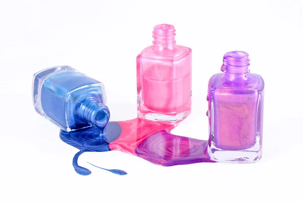 Botellas con esmalte de uñas derramado sobre fondo blanco —  Fotos de Stock