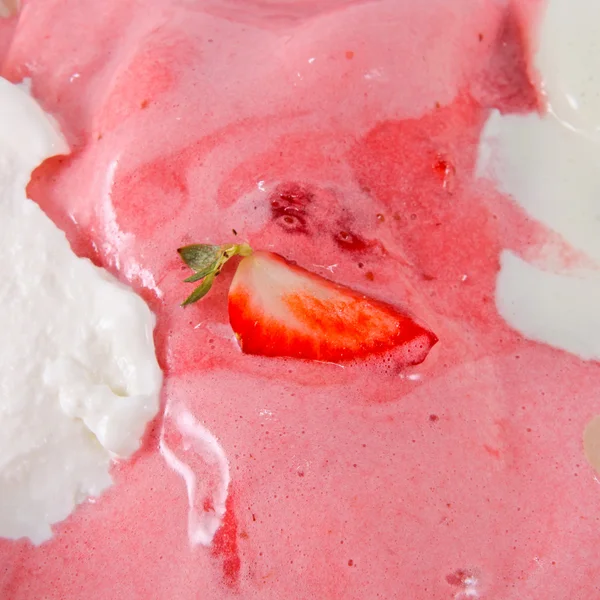 Colher de sorvete com morango — Fotografia de Stock