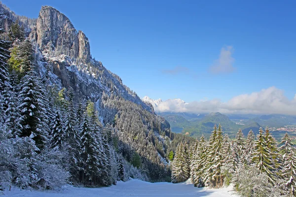 Alpy s jezerem v údolí v Bavorsku, Německo — Stock fotografie