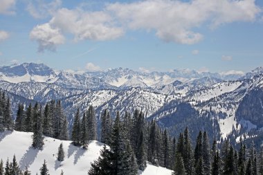 Almanya 'nın Bavyera şehrinde göllü Alp dağları