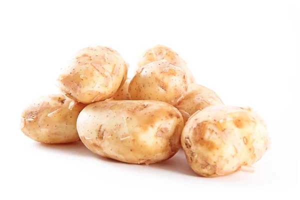 Färsk potatis på vit bakgrund — Stockfoto