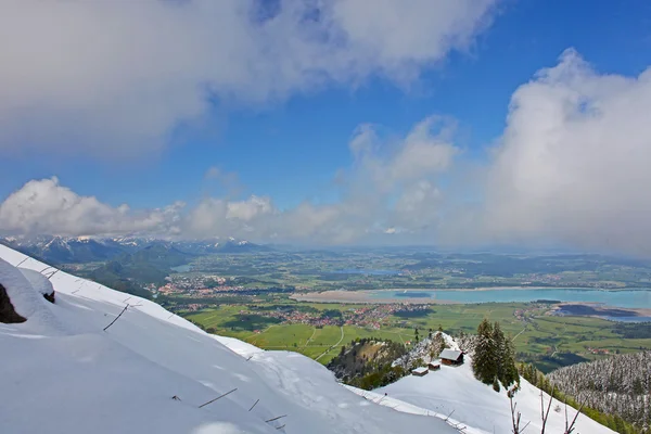 Alpenberge mit See im Tal in Bayern, Deutschland — Stockfoto