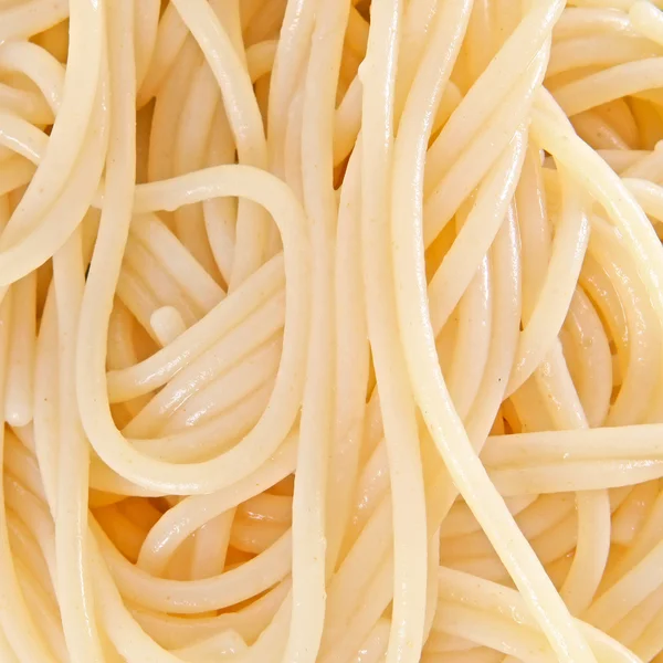 Спагетти кружились вокруг вилки — стоковое фото