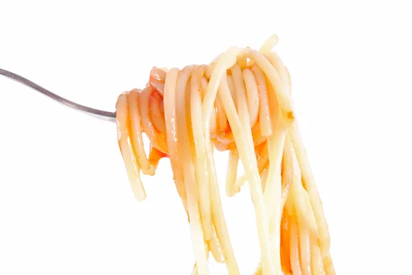Спагетти с соусом на вилке — стоковое фото