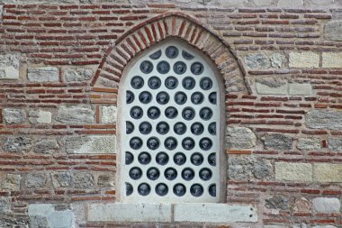 Türkiye'de bir istanbul cami penceresinde bir karmaşık Arap tarzı metal ızgara ile dekore edilmiştir.