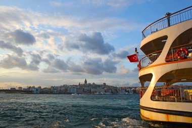 Boğaziçi Köprüsü'nde gece Istanbul, Türkiye