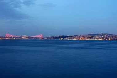 Boğaziçi Köprüsü'nde gece Istanbul, Türkiye