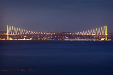 Boğaziçi Köprüsü'nde gece Istanbul, Türkiye