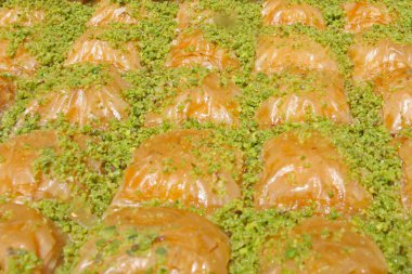 baklava (ince pasta, fındık ve bal yapılmış bir tatlı)