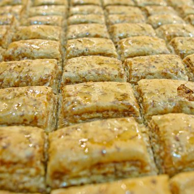 baklava (ince pasta, fındık ve bal yapılmış bir tatlı)