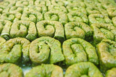 baklava (ince pasta, fındık ve bal yapılmış bir tatlı)