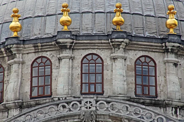 Widok na meczet nusretiye w tureckiej części Stambułu — Zdjęcie stockowe