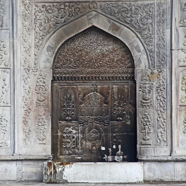 Μια πόρτα Τζαμί της Κωνσταντινούπολης στην Τουρκία διακοσμημένα με ένα περίπλοκο σχήμα αραβικού στυλ μετάλλων τρίψιμο — Φωτογραφία Αρχείου