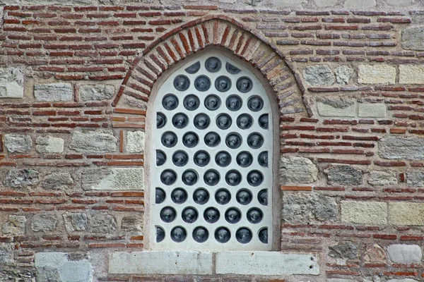 Una ventana de la mezquita de Estambul en Turquía decorada con una intrincada rejilla metálica de estilo árabe — Foto de Stock