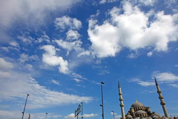 Νέο Τζαμί κάτω από το γαλάζιο του ουρανού με σύννεφα, eminonu, Κωνσταντινούπολη — Φωτογραφία Αρχείου