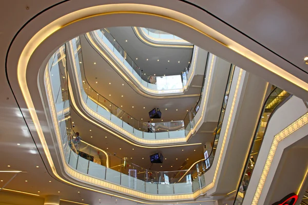 Κυλιόμενες σκάλες σε ένα μεγάλο σύγχρονο εμπορικό κέντρο που λαμβάνονται στην Κωνσταντινούπολη. Τουρκία — Φωτογραφία Αρχείου