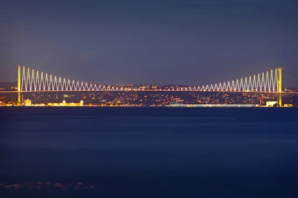 Boğaziçi Köprüsü'nde gece Istanbul, Türkiye — Stok fotoğraf
