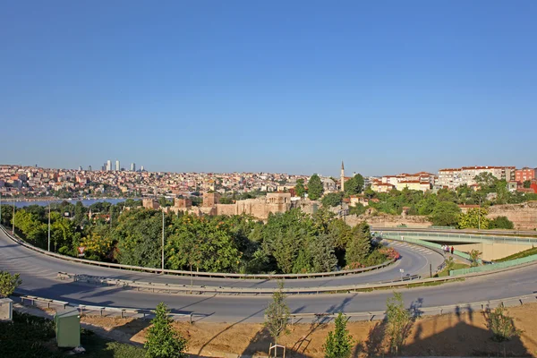 Auto-estrada perto do antigo castelo em Istnbul. Turquia — Fotografia de Stock